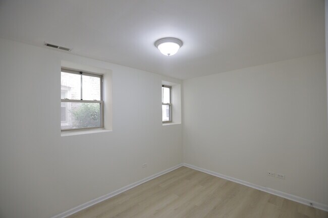 Building Photo - 1223 E 52nd St