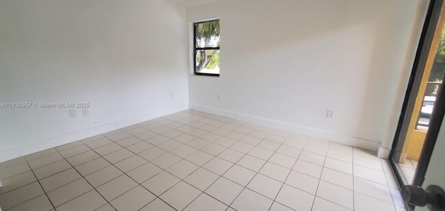 Building Photo - 530 NW 114th Ave