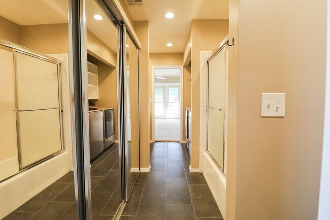 Building Photo - 1 Bed | 1.5 Bath Near Downtown Tulsa!