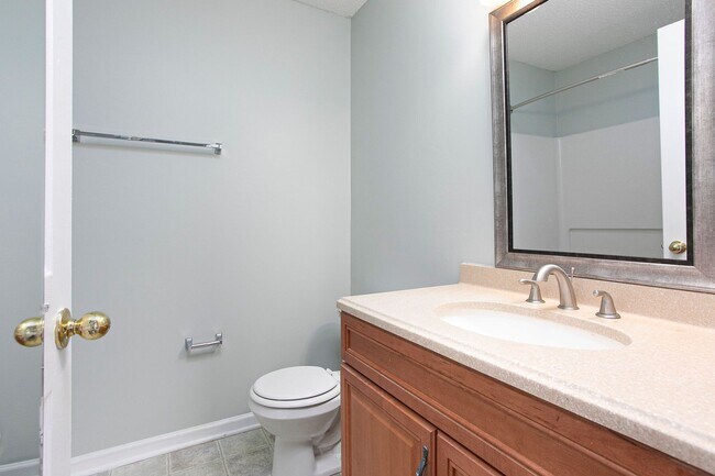 Building Photo - Spacious 3 Bed 3 Bath Apartment near NCSU & Downtown Raleigh! Available August 15th!