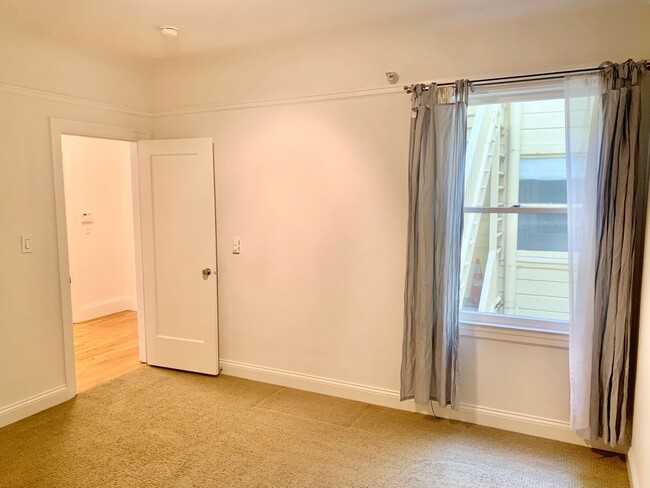 Building Photo - Renovated yet Classic Inner Mission (18th ...