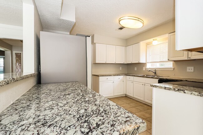 Building Photo - 24106 Creekview Dr