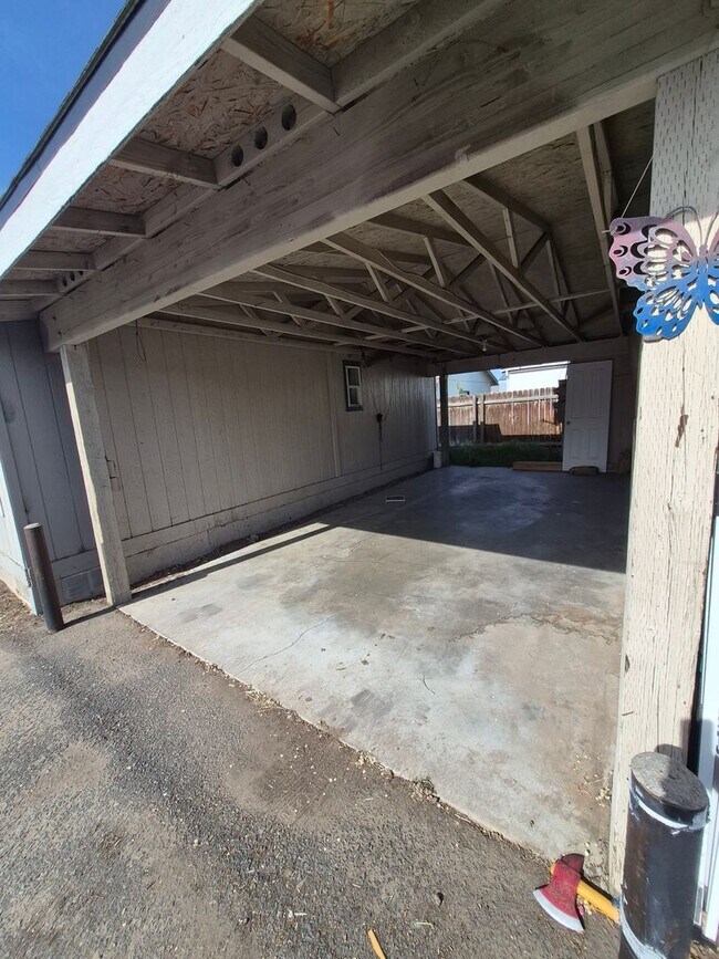 Building Photo - 341-343 NW Hemlock Ct