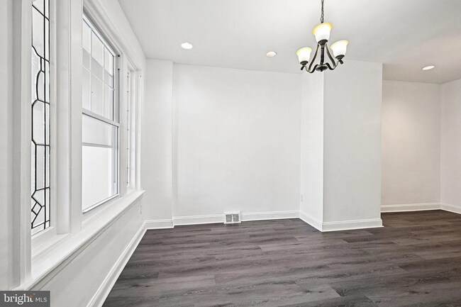 Building Photo - Modern 3-Bedroom Home Near University City...
