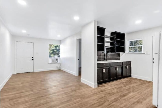 Building Photo - Charming 2 Bed / 1 Bath Duplex with big shared Backyard