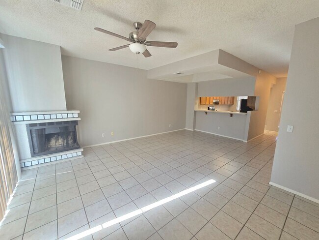 Building Photo - 2 Bedroom/2.5 Bathroom Townhome in Chandler