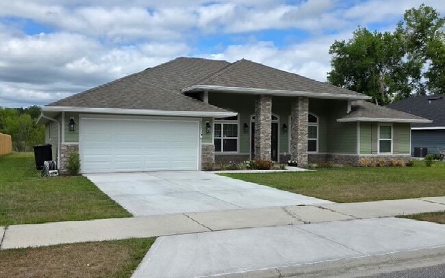 Building Photo - 297 SW Silverpalm Dr