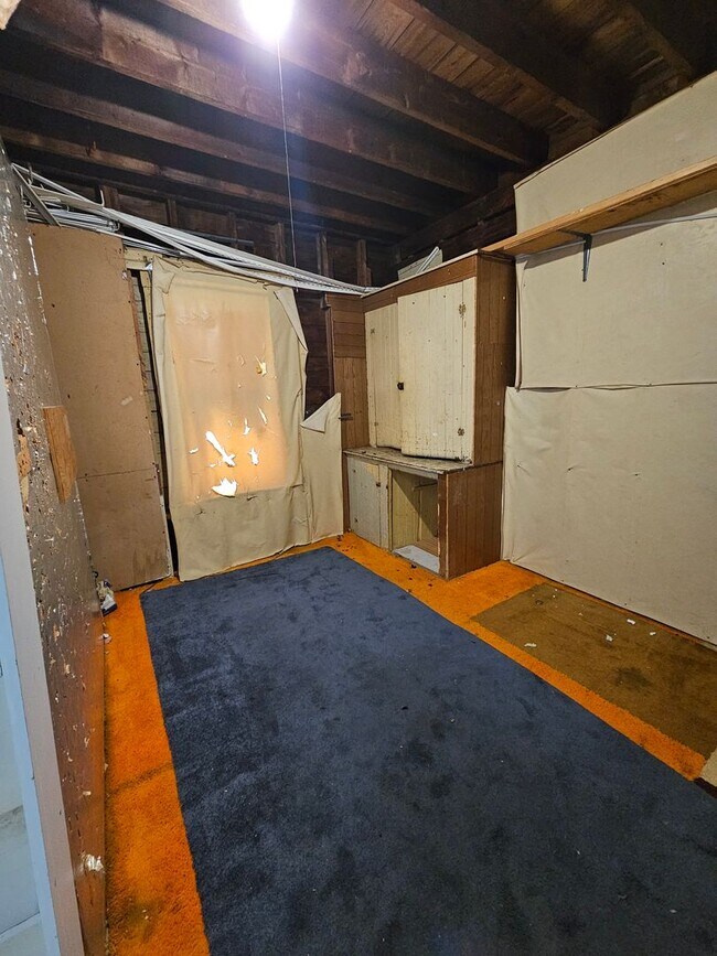 Building Photo - Spacious 3 Bedroom, 1 Bath Apartment