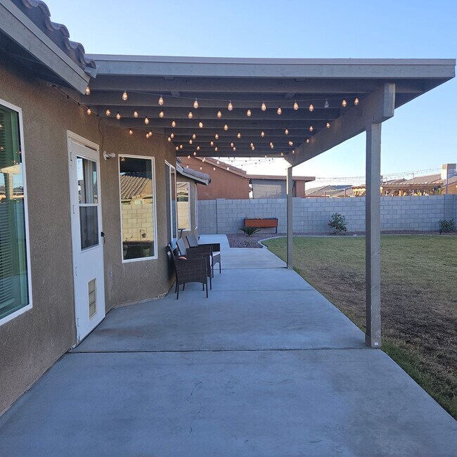 Building Photo - Solar home for Rent!