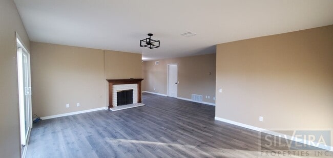 Building Photo - Three Bedroom Home In Santa Maria! Month to Month Tenancy
