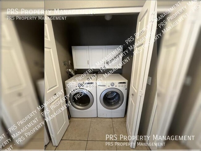 Building Photo - 925 S Longmore