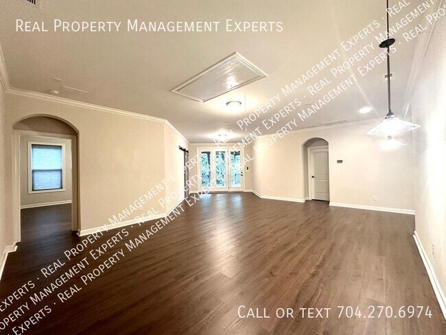 Building Photo - Spacious 5BR/3.5BA Home in Mooresville!
