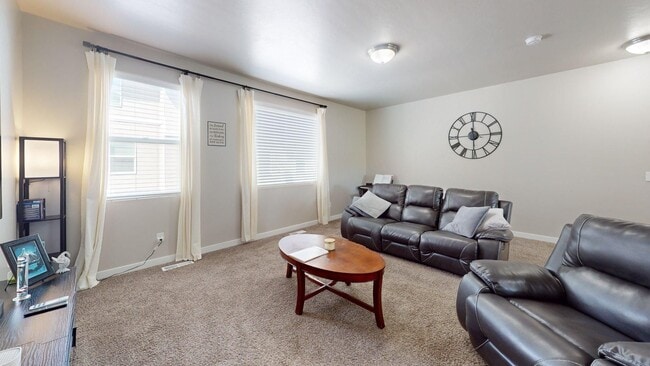 Building Photo - Spacious Townhome - 4 Bedrooms/3 Baths in South Jordan