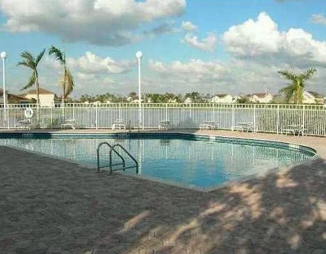 Building Photo - 707 NW 208th Dr