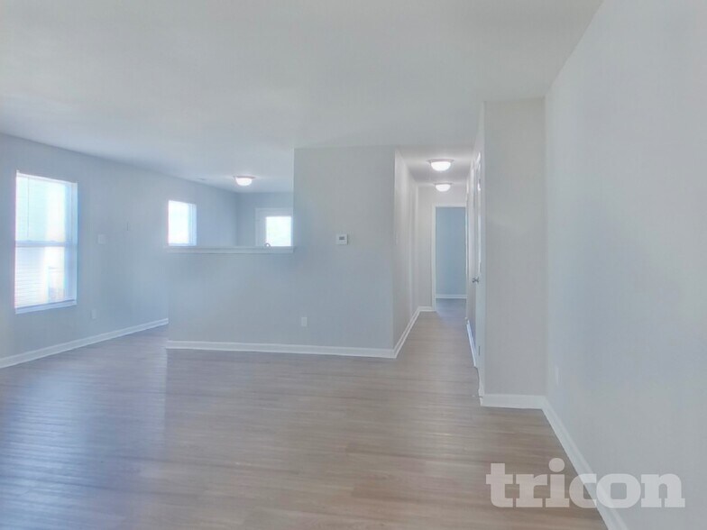 Building Photo - 809 Littleton Dr