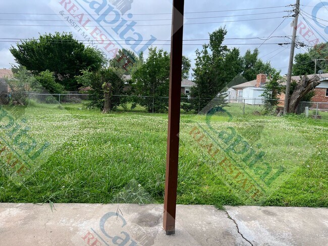 Building Photo - Charming 3 Bedroom