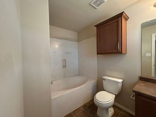 Building Photo - Spacious 3-Bedroom Home in a Convenient Lo...