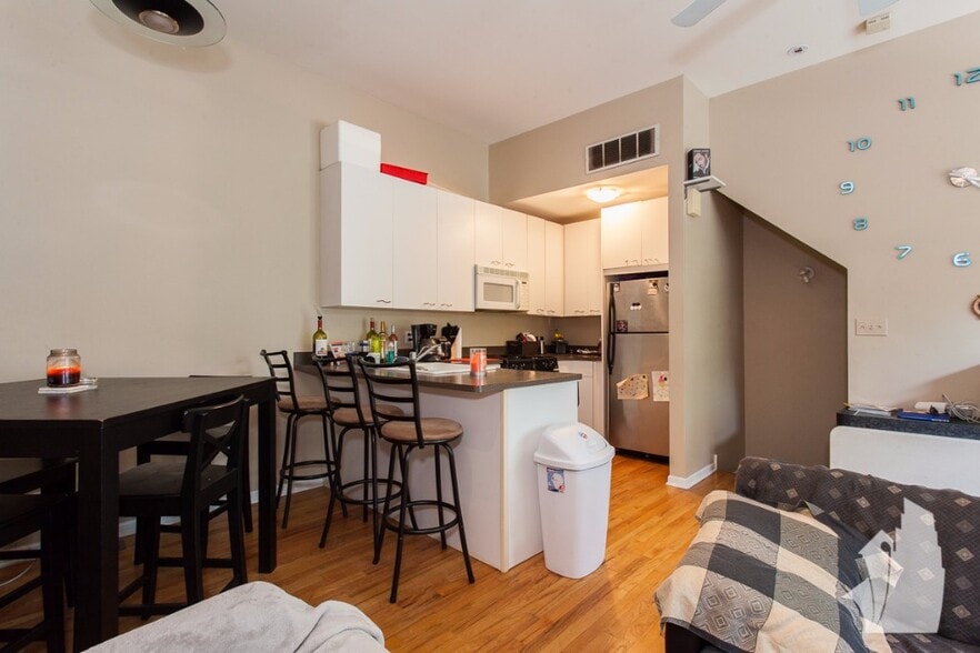 Building Photo - 616 N Paulina St