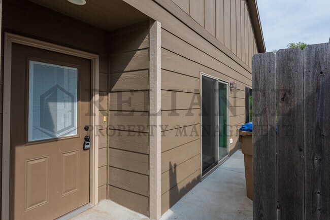 Building Photo - 914 W Onewood Pl