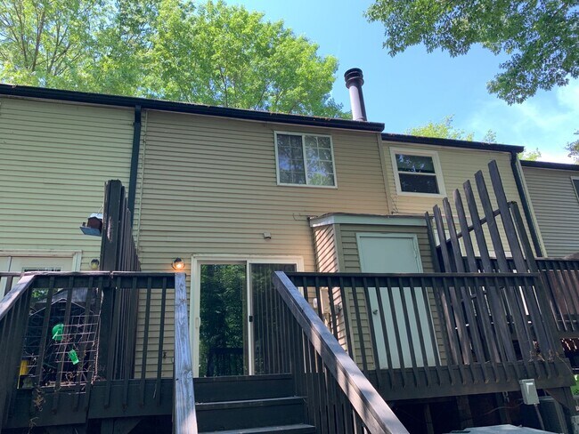 Building Photo - Renovated Raleigh Townhome Conveniently Lo...