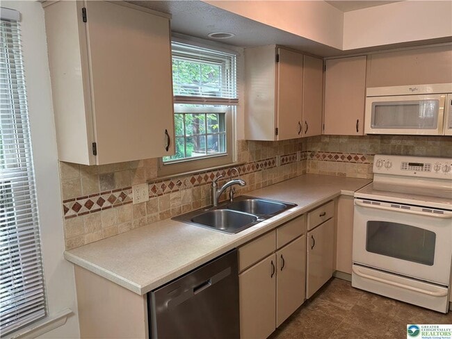 Building Photo - 167 Sunshine Dr