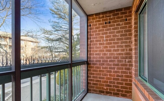 Building Photo - 121 Wellington Ct
