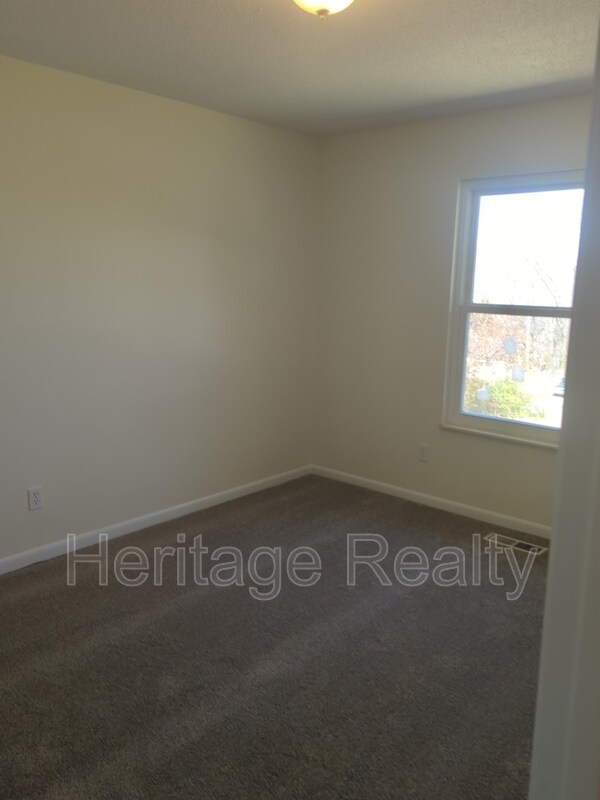 Building Photo - 1304 E Woodshire Dr