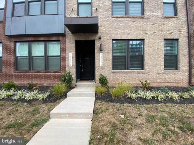 Building Photo - 43808 Middleway Ter