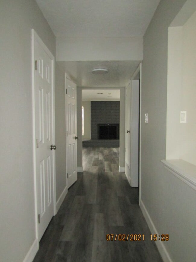 Building Photo - MACARTHUR AREA!! PETS NEGOTIABLE WITH OWNE...