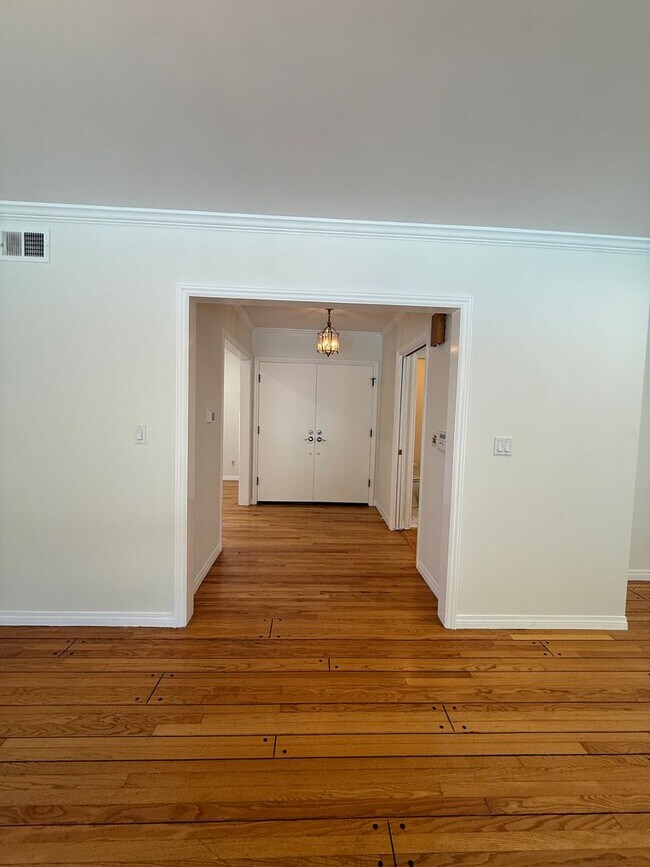 Building Photo - Beautiful One Level, 3 Bedroom, 3 Bathroom Tarzana Pool Home for Lease!