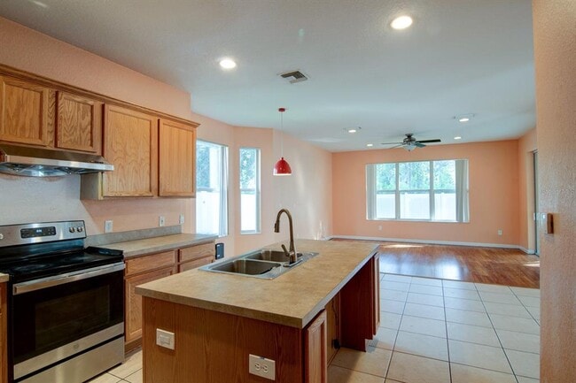 Building Photo - 5073 SW 40th Pl