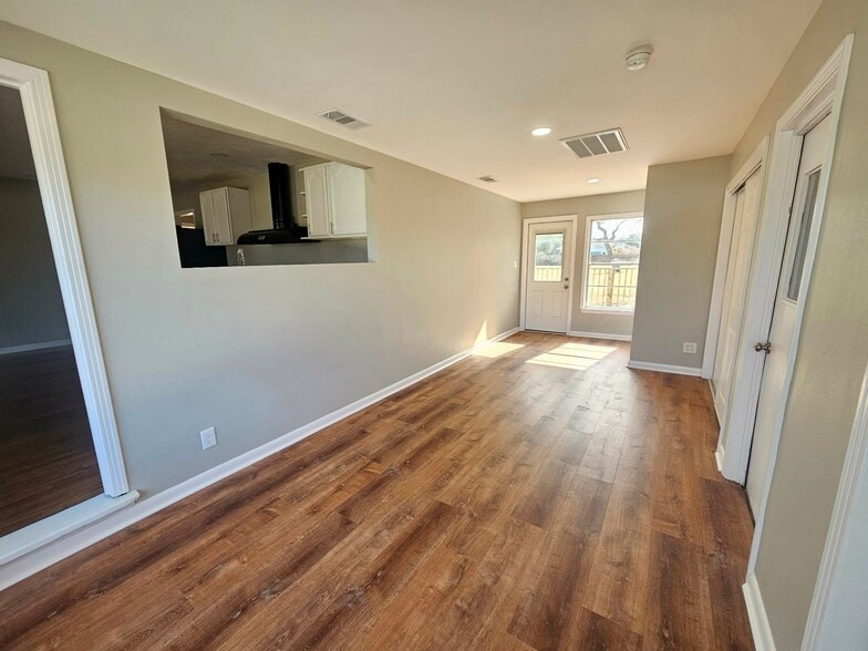 Building Photo - 513 Oakdale Dr