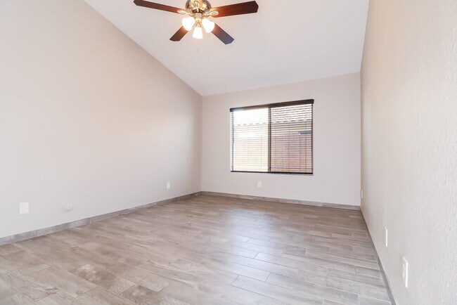 Building Photo - 15881 W Latham St