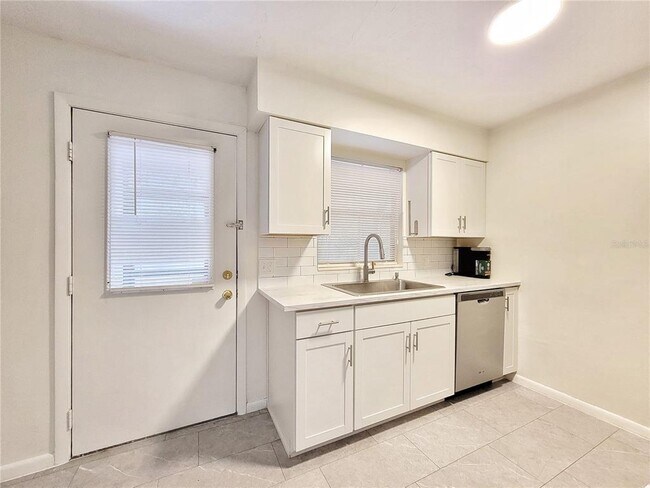 Building Photo - 2635 SW 35th Pl