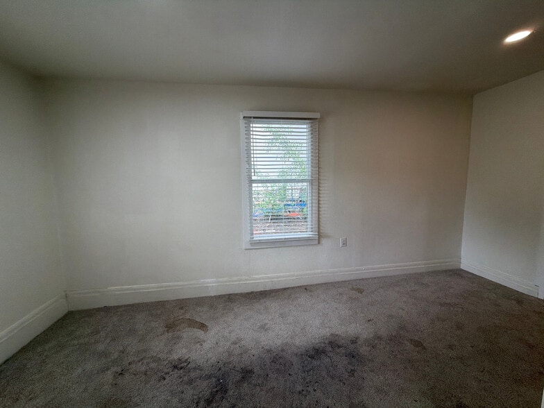 Building Photo - Room in House on Rockridge Dr