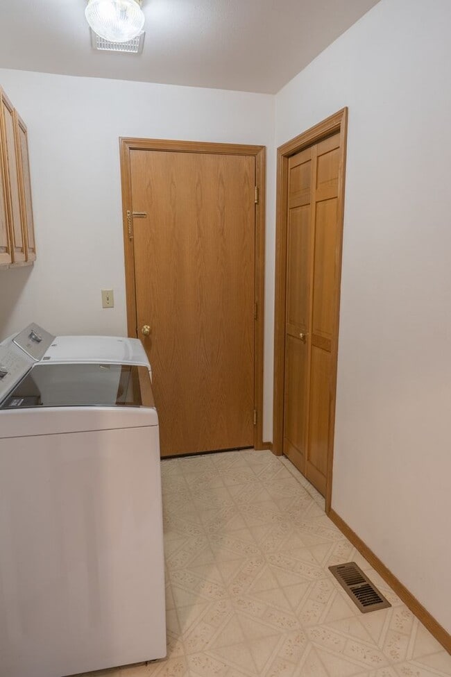 Building Photo - 3Bd/2.5Ba Bellevue House( Newport Hill)