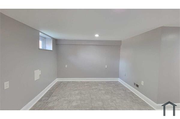 Building Photo - 2 Bedroom home with Rear Yard