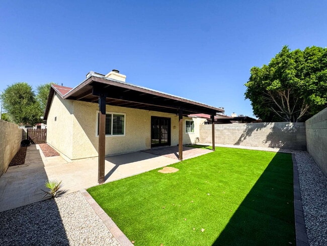 Building Photo - "Newly Updated 3-Bedroom Duplex with 2 Ful...