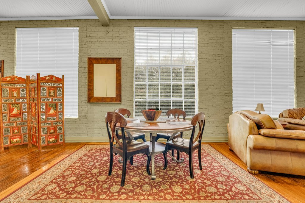 Building Photo - 515 College St