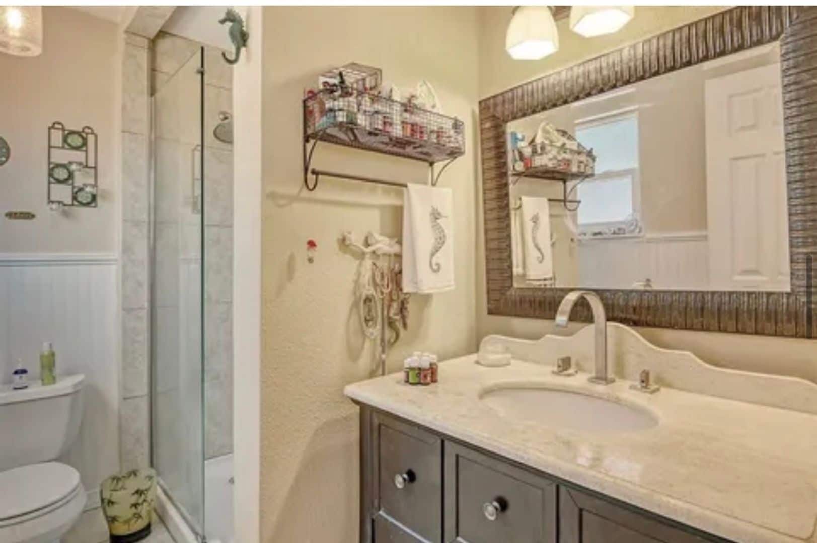 Building Photo - 352 Tihami Rd