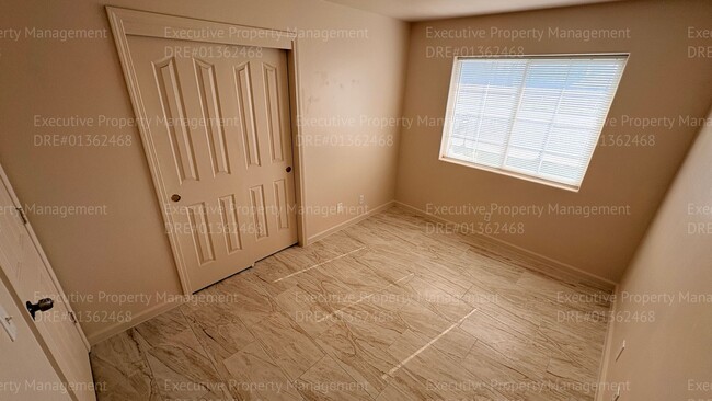 Building Photo - 3 bedroom/ 2 bathroom apartment