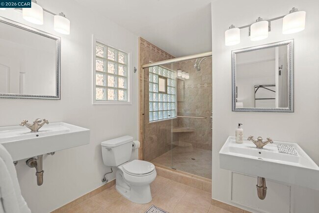 Building Photo - 10 Darnby Ct