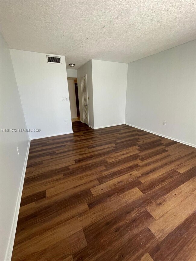 Building Photo - 1301 NE Miami Gardens Dr