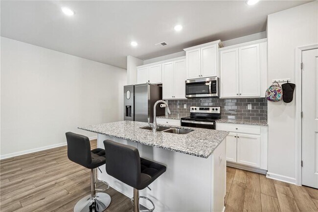 Building Photo - 4655 Fullerton Dr