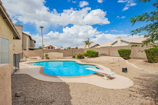Building Photo - New Listing in Avondale