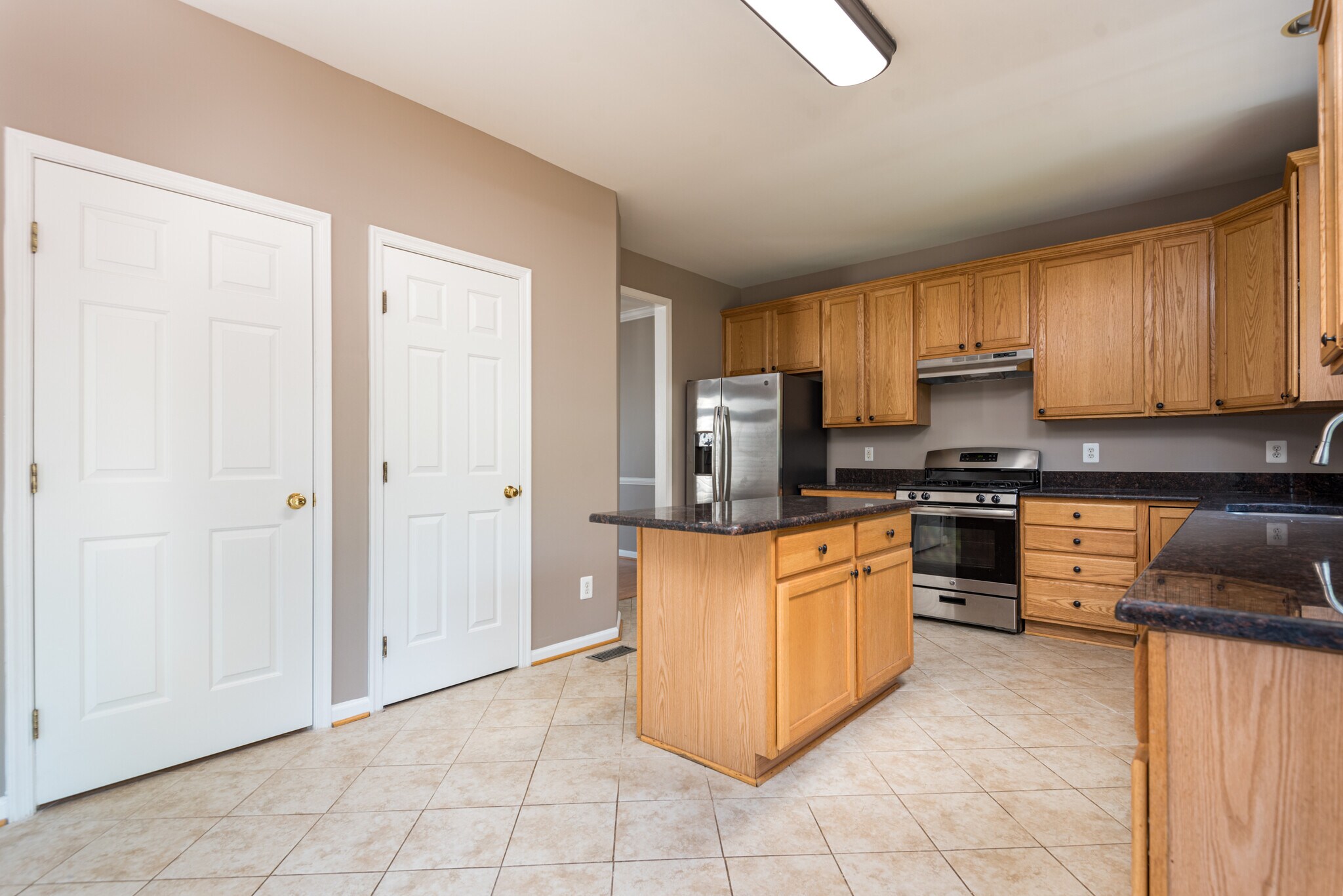Kitchen with stainless appls - 15121 Toccoa Ct