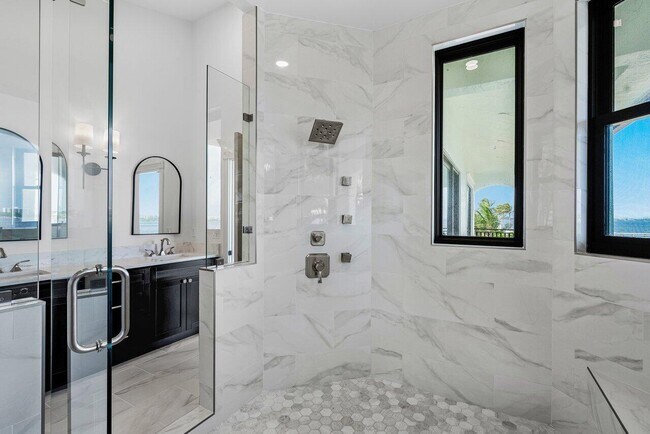 Building Photo - 1 18th Ave S