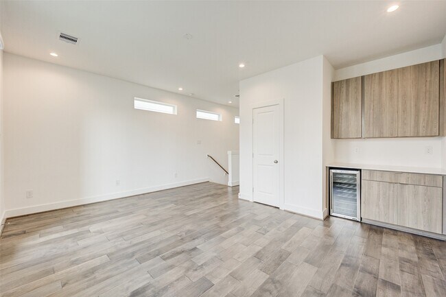 Building Photo - 5839 Dolores St