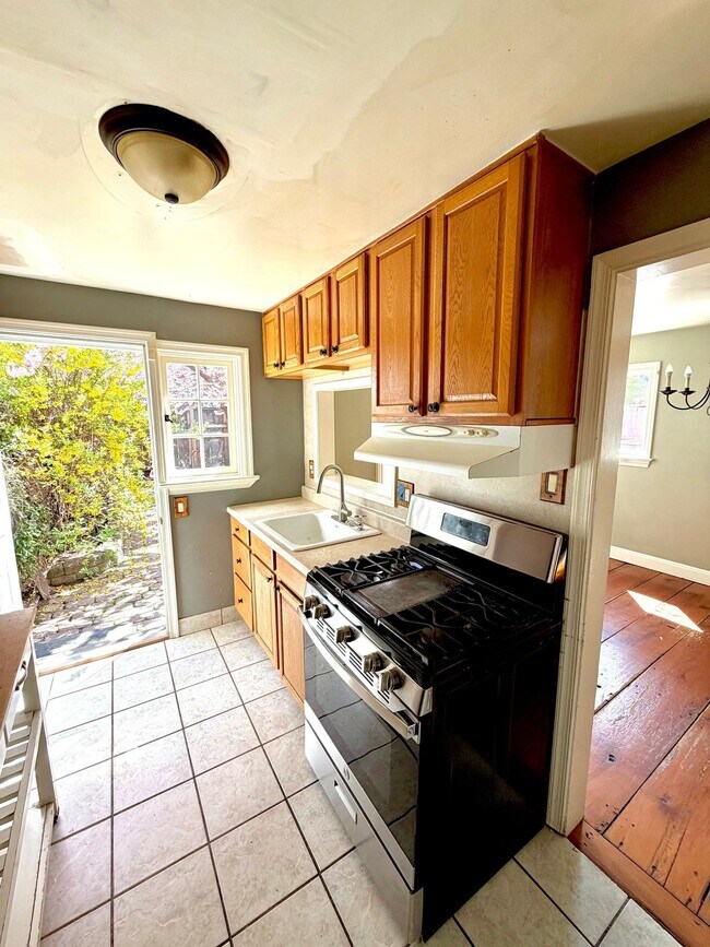 Building Photo - 738 E Madison St