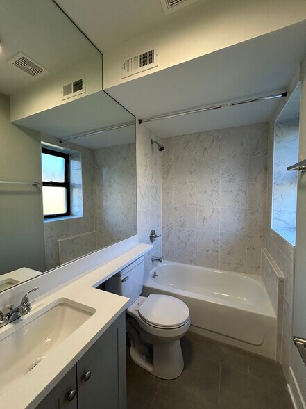 Building Photo - 1131 Oak Ave